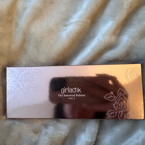 Girlactik- The Essential Palette
Volume 2 - Picture 4 of 5